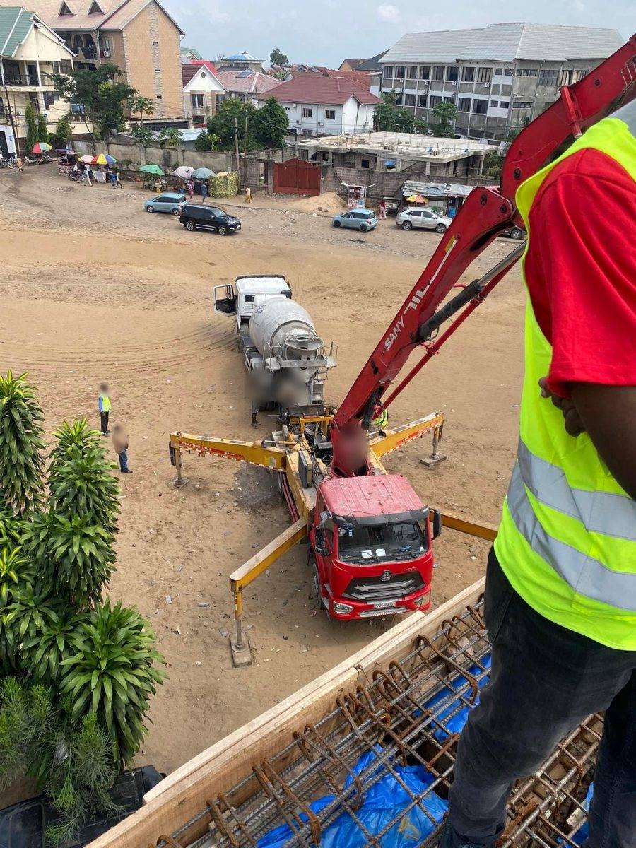 Vue de dessus d'un coulage de dalle, camion pompe et toupie à béton sur le terrain