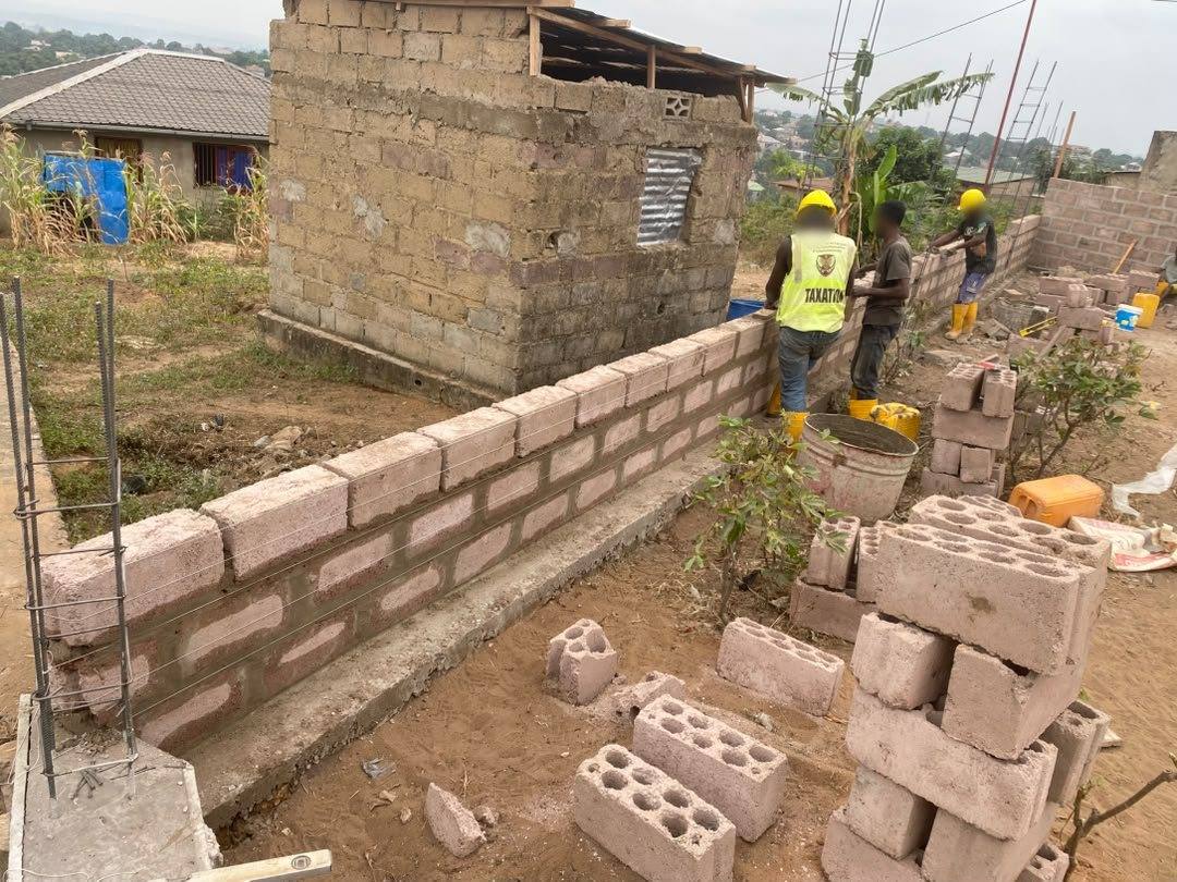 Maçonnerie en blocs de béton sur un chantier, maçons au travail