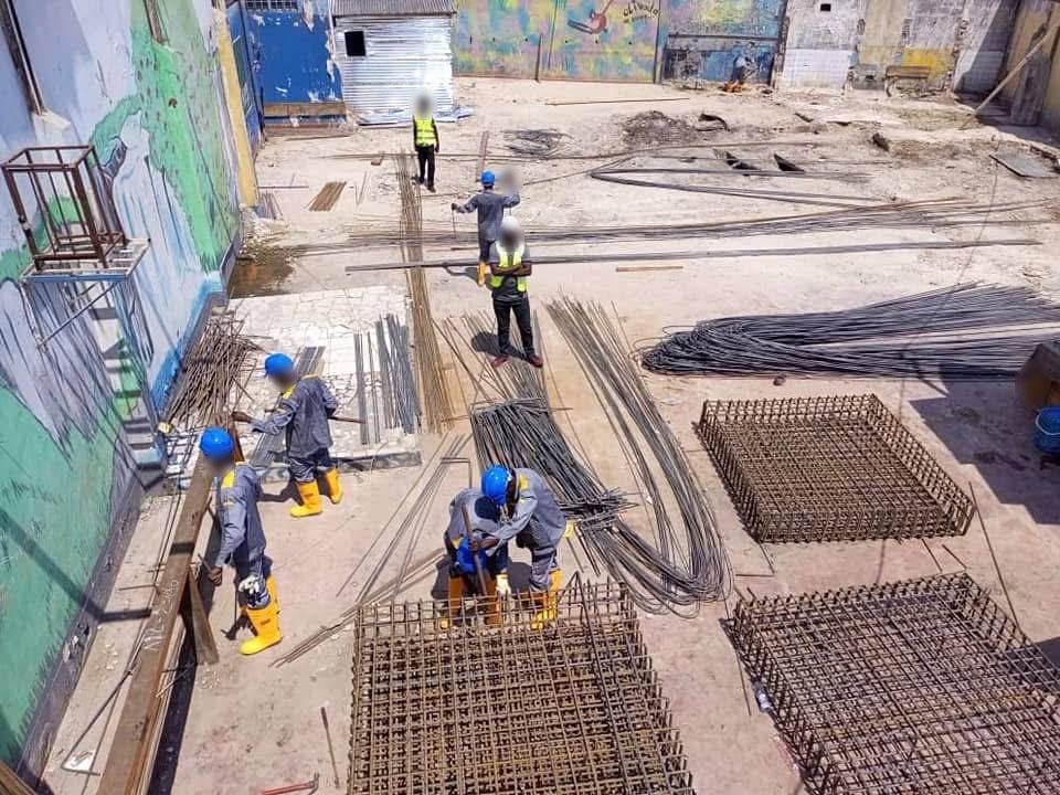 Ouvriers préparant des armatures en acier sur un chantier, vue de dessus