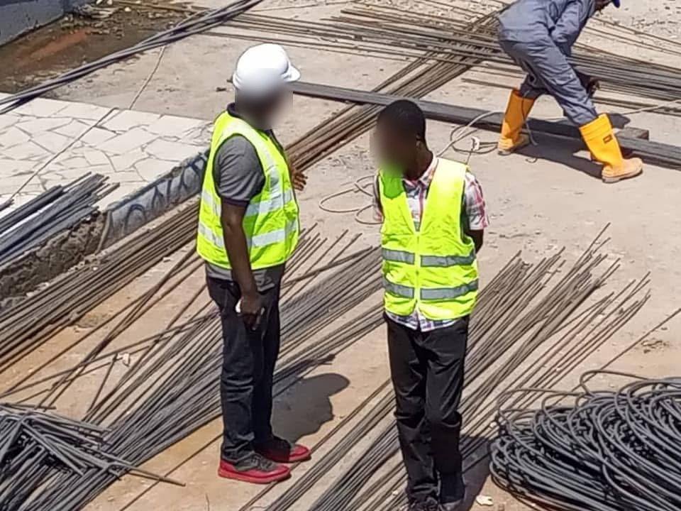 Deux responsables en gilets jaunes au milieu de barres d'acier
