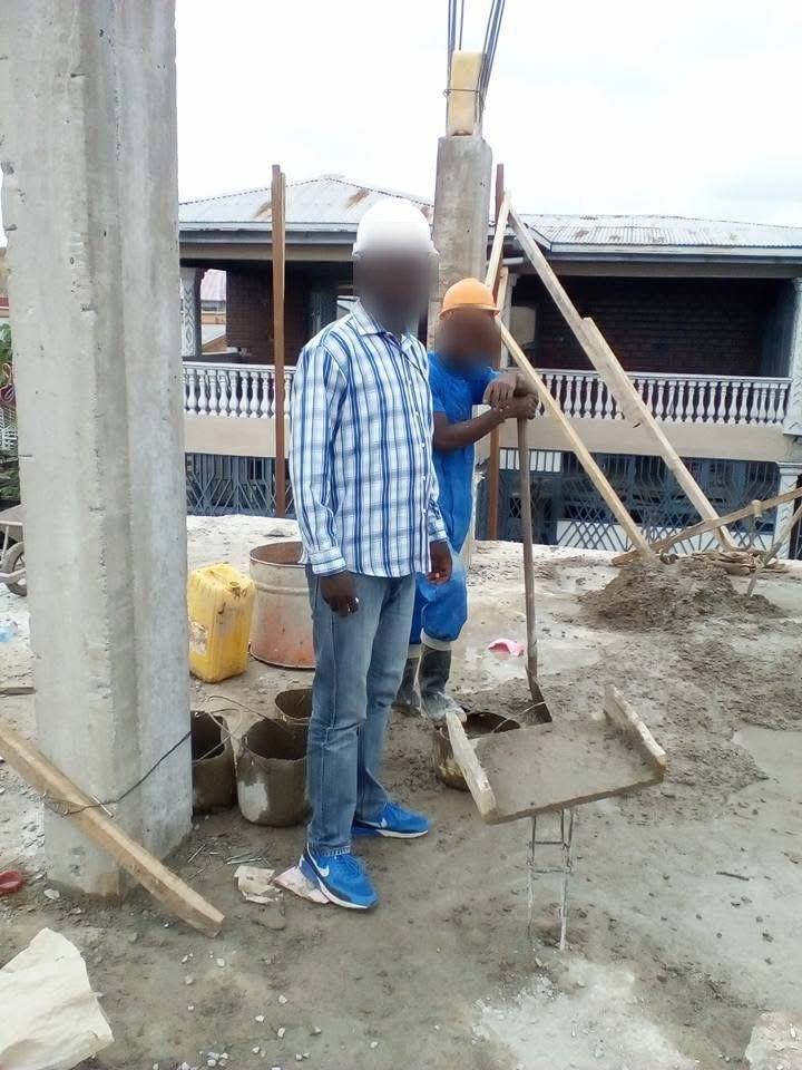 Deux hommes sur une dalle près d'un poteau en béton
